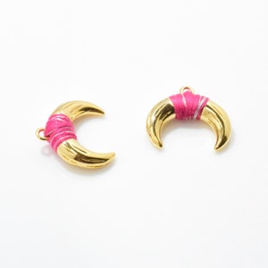 Rosa Ochsenhorn Anhänger (groß) . Bull Horn Charme. Halbmond-Anhänger. Mond Charme. 16K poliert Gold vergoldet über Messing - 1stk / IA0023-PGPK