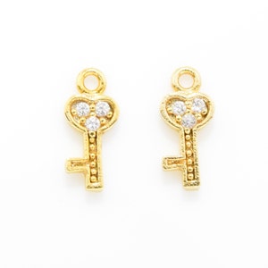 Colgante clave cúbico. Colgante llave pequeña. Colgante llave de latón. Cubic Zirconia. 16K pulido oro plateado sobre latón - 2pcs / UT0042-PG
