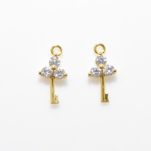 Colgante de llave cúbica. Encanto clave . Joyería de boda . Zirconia cúbica . 16K oro pulido chapado sobre latón - 2pcs / UT0009-PG