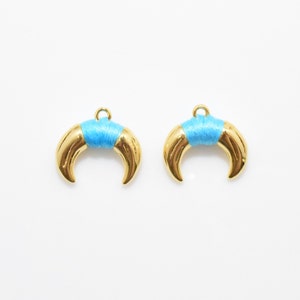 Skyblue Ox Hornanhänger (klein). Bull-Horn-Charme. Mondsichel-Anhänger. Mondcharme. 16K poliert Gold vergoldet über Messing - 1pcs / IA0024-PGSB