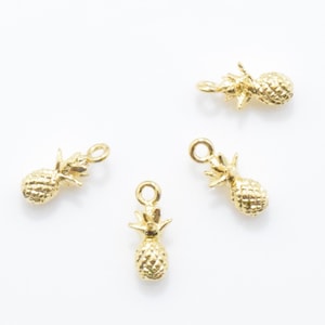 Colgante de latón de piña (pequeño). Encanto de piña . Encanto de frutas. 16K Oro pulido chapado sobre latón - 2pcs / IA0078-PG