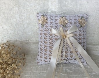 Almohada portadora del anillo de ganchillo, satén marrón, ganchillo blanco, flores de crema, regalo de la ducha de la boda, prop de la foto de la almohada del anillo, ducha nupcial