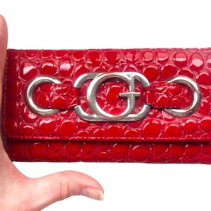 Cartera Guess vintage roja de imitación de cocodrilo, estilo retro, elegante cartera triple, accesorio nostálgico Guess - Hebilla ligeramente deslustrada