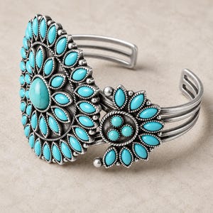 Bracelet manchette Southwestern Sunburst en métal argenté pour un style bohème estival, vintage Avon Archive