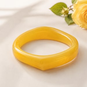 Gele diamanten geometrische armband dikke harsarmband met moderne uitstraling uit het midden van de eeuw