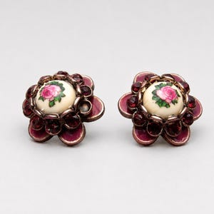Brincos Vintage Rose: Estilo Anos 70, com Rubi, Esmalte e Detalhes Florais em Ouro - Joias Retrô
