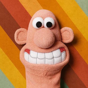 Può includere: Un burattino a mano color pesca con un grande viso sorridente. Il burattino presenta grandi occhi bianchi con pupille nere, un naso prominente e grandi denti bianchi con accenti rossi. Lo sfondo presenta strisce diagonali arancioni, marroni e verdi.