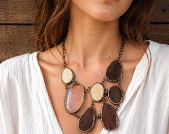 Collar babero modernista de latón brutalista con panel