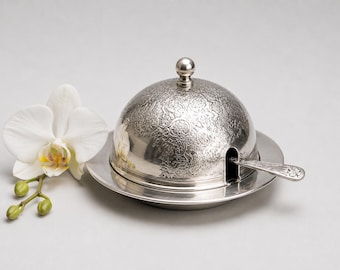 Burriera in argento Arthur Price, cloche vittoriana incisa, set di lusso per la decorazione della tavola.
