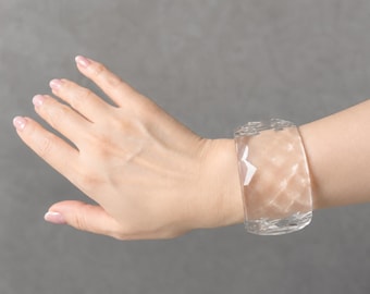 Pulsera ancha de acrílico facetado transparente con diseño de cubo de hielo. Atractivo estilo minimalista.