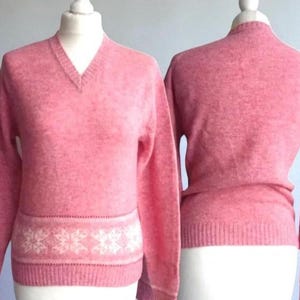 Retro Knit Sweater – 80s Fair Isle V-Neck Pullover with Snowflake Pattern