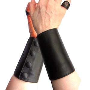 Schwarze Ledermanschette – Punk Wallet mit Gothic Armband, handgemachtes Leder für Alternative Mode, Rock Metal Style & Festival Armband