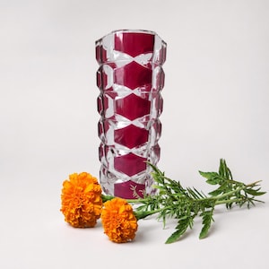 Jarrón de cristal transparente facetado con núcleo rojo rubí, decoración geométrica francesa de cristal de mediados de siglo de la década de 1970, regalo retro de lujo de EE. UU.