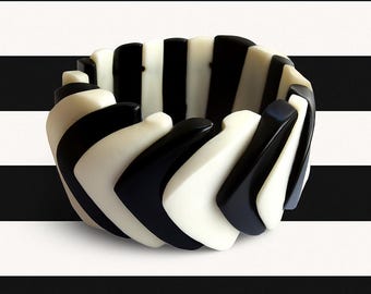 Bracelet manchette en résine noire et blanche des années 80 : tendance géométrique art déco