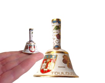Campana vintage in smalto cloisonné: decorazione floreale dipinta a mano in ottone, arte popolare