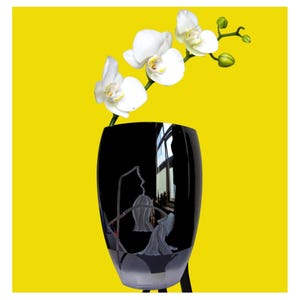 フロストブラックガラスの花瓶：エッチングされた花のミニマリスト装飾