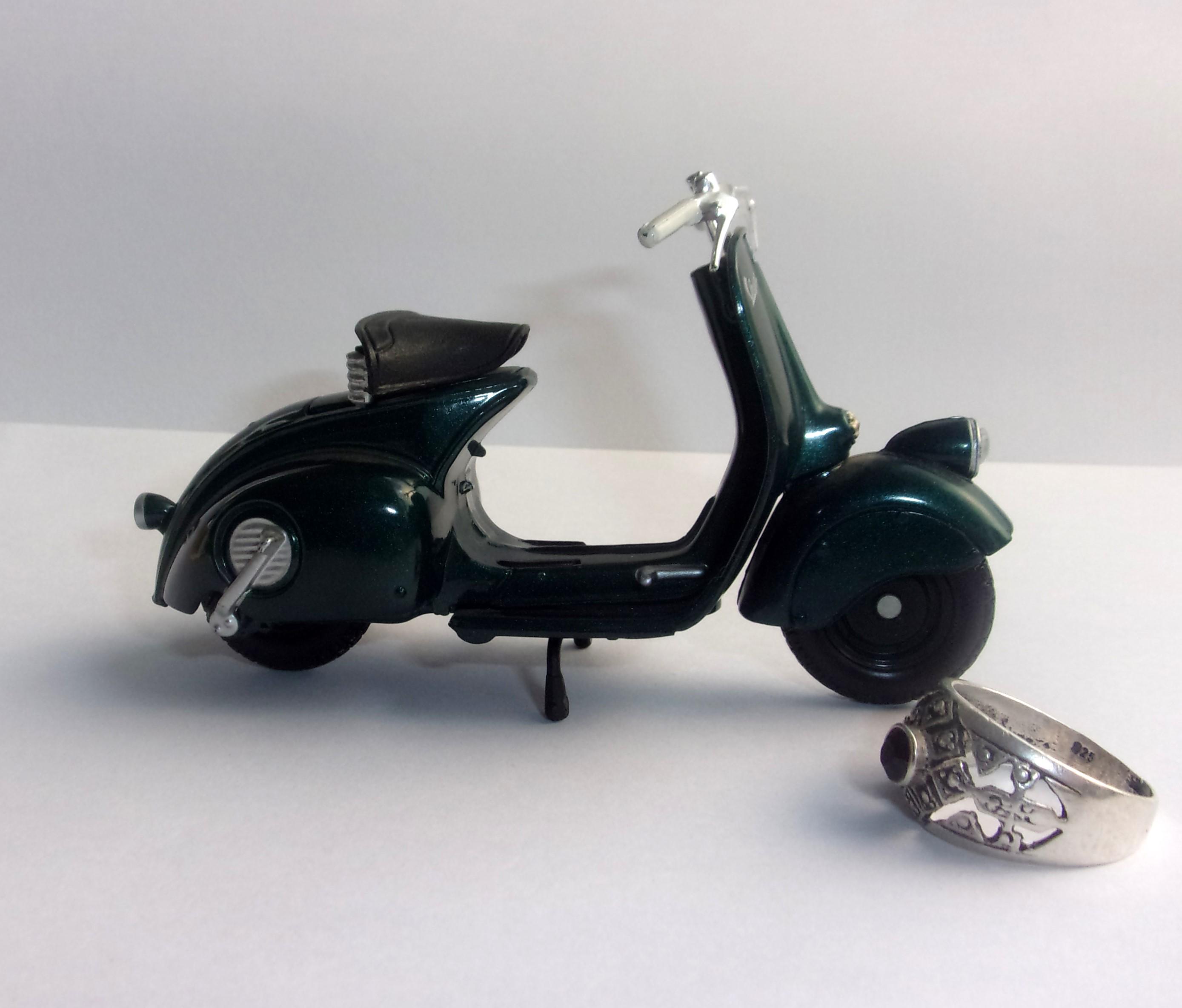 Vespa Scooter Model, 1960s Style, 1:18 Diecast Italian Collectible