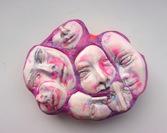 Broche grande surreal com camafeu de múltiplas faces • Broche escultural de arte vestível estilo dreamcore • Fabricado no Reino Unido