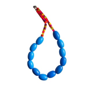 Collier fait main de perles de bois arc-en-ciel : bijoux bohème vintage recyclés
