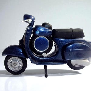 Vespa Scooter Model, 1960s Style, Diecast Metal, 1:18 Scale, Maisto/Xonex Brand, Retro Design, Blue/Green Colour, Unboxed Condition