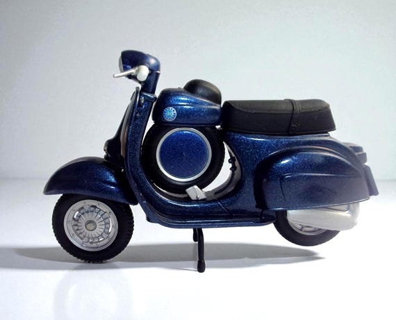 Vespa Scooter Model, 1960s Style, 1:18 Diecast Italian Collectible