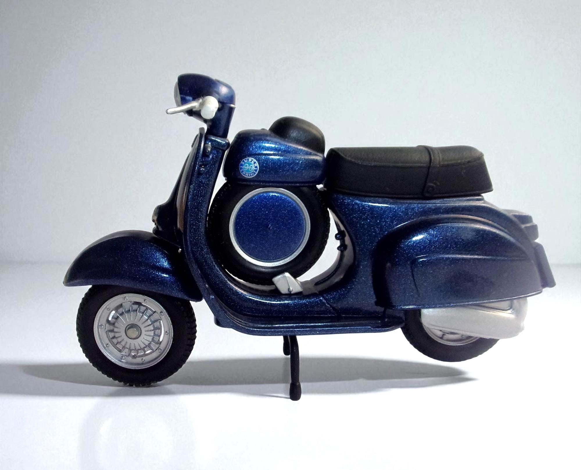 Vespa Scooter Model, 1960s Style, 1:18 Diecast Italian Collectible