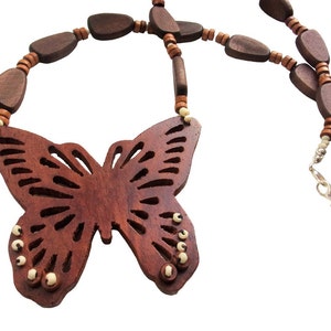Collar con colgante de mariposa bohemio: dije de madera Art Nouveau, joyería sostenible
