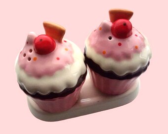 Pink Cupcake Décor Salt Pepper Shakers Set Knick-Knacks Pink Kitchenware 80s Shabby Chic Fun Ceramic Tray Set Preloved Collectibles VTG-New