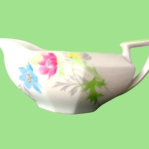 Vintage Shelley Jug – Art Deco Gravy Boat with Pastel Floral Charm, Shelley China Heirloom, a 1930s Collectible Dish for Elegant Kitchens