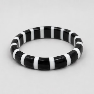 Zebra Stripe Lucite Armband – Schwarzweißer Armreif aus Resin