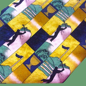 Può includere: Una cravatta di seta con un motivo ripetitivo di immagini a tema golf. Il motivo include mazze da golf, palline da golf, un golfista che fa lo swing e un trofeo di golf. I colori del motivo sono verde, giallo, blu e bianco.