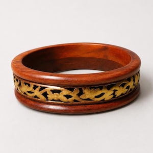 Bracciale scultoreo in ottone e legno, bracciale rigido massimalista dai toni terrosi, gioiello audace con intarsi artigianali.