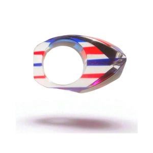 Vintage Lucite Ring – 60s Mod Swirl in Chunky Resin, Dopamine Pop Art Dome, Unmarked Designer for Gallery Girl Glam & Retro Futurism -UK N