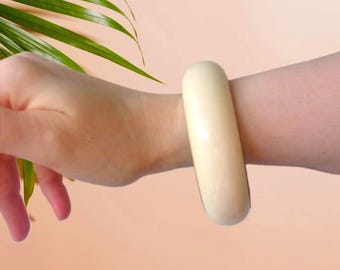 Bracelet jonc vintage en laiton et lucite : bracelet manchette bohème des années 70