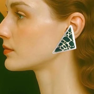 Grote retro-futuristische driehoekige klei-klemoorbellen