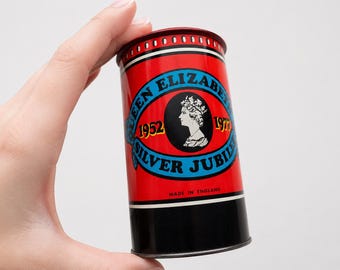 Vintage spaarpot: jaren 70, zilveren jubileum 1977, Koningin Elizabeth II, rood metalen blikje, verzamelobject.