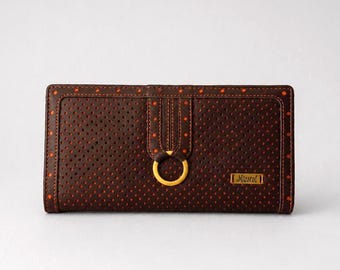 Portefeuille en cuir marron avec perforations sur le devant et détails orange par MUNDI