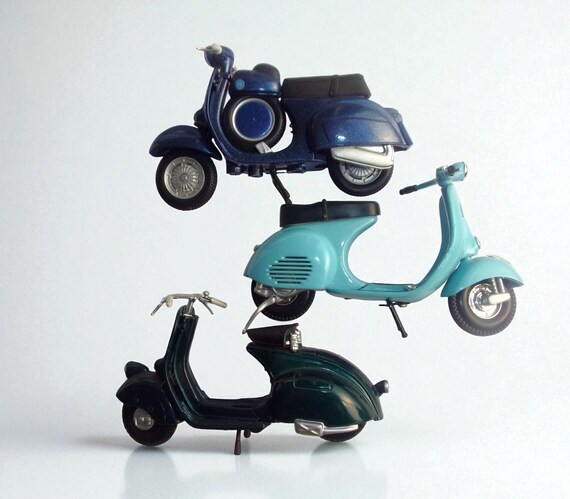 Vespa Scooter Model, 1960s Style, 1:18 Diecast Italian Collectible