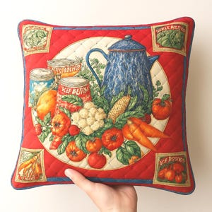 Vintage Kitchen Cushion – A cozy Rustic Cushion with Veggie Print, evoking Cottagecore, Cozy Farmhouse and Retro Kitchen charm