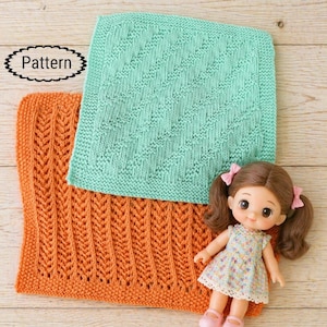 Puede incluir: Dos cuadrados tejidos, uno naranja y otro verde azulado, con diferentes patrones texturizados. Una muñeca con coletas y un vestido floral está sentada cerca de los cuadrados. La palabra "Pattern" está en un óvalo blanco en la esquina superior izquierda.