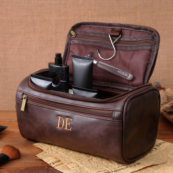 Neceser de piel bordado personalizado: neceser para padrinos de boda