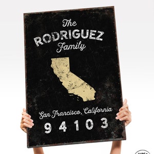 personlig EFTERNAMNSskylt > modern lantlig inredning, anpassad statskonst med efternamn och postnummer (San Francisco, Kalifornien)