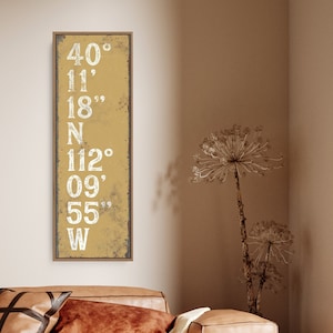 Letrero retro con coordenadas en amarillo mostaza, impresión artística en lienzo color azafrán, arte de pared con tipografía retro para decoración de granja moderna {tgb}