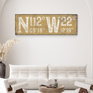 Impresión de arte de pared con tipografía vintage en blanco y azafrán, letrero con coordenadas GPS en color butternut, lienzo grande de color amarillo mostaza para una casa de campo moderna {gsb}