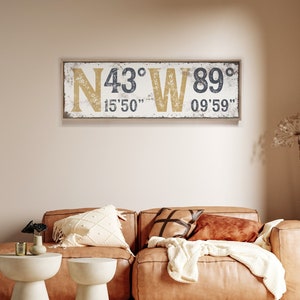 Lienzo con coordenadas GPS personalizadas en amarillo azafrán y azul marino, letrero vintage para decoración de casas de campo, arte de pared con latitud y longitud {gsw}