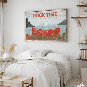 Stegschild mit roten Adirondack-Stühlen, personalisierte Wanddekoration fürs Seehaus, breite Vintage-Hüttendekoration
