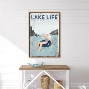 See-Leben-Schild: Individuelle maritime Wandkunst, Frau fährt mit einem Schlauchboot auf einem See