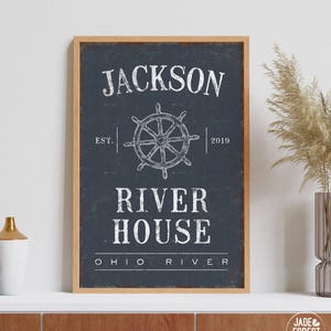 Placa Vintage River House: Decoração Personalizada para Casa de Campo com Timão de Navio