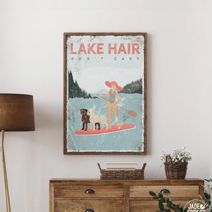 Znak Coral Lake Hair > spersonalizowany plakat do pływania na desce SUP, dekoracja do domu nad jeziorem w stylu vintage, prezent dla mamy labradora, dla niej, spersonalizowana sztuka życia nad jeziorem {vpl}