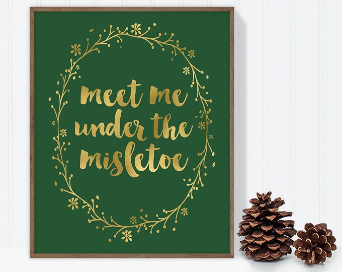 meet me under the misletoe / wall art print DIY / christmas decoration / GOLD WREATH / calligraphy, gold and green ▷digital printable sign